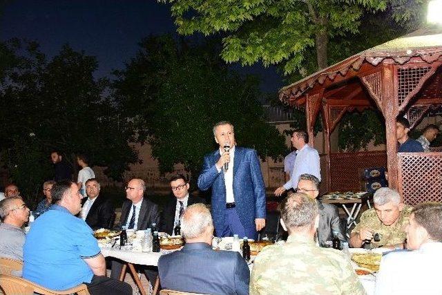 Vali Yerlikaya, Suriye Sınırındaki Karkamış’ta İftar Yaptı