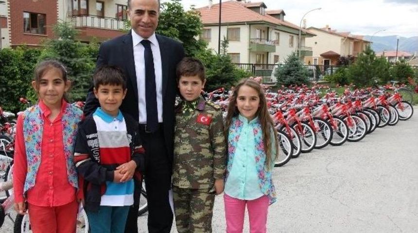 Minik &Ouml;ğrenciler Karne Hediyelerini Aldılar