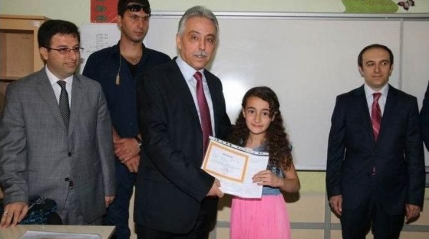 Vali Toprak &Ouml;ğrencilere Karne Dağıttı