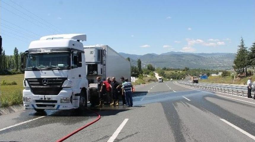 Tavuk Y&uuml;kl&uuml; Tır&rsquo;da &Ccedil;ıkan Yangın Korkuttu