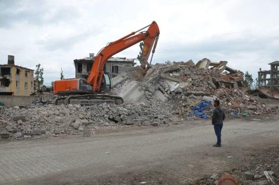 Y&uuml;ksekova&rsquo;da Binaların Yıkımına Başladı