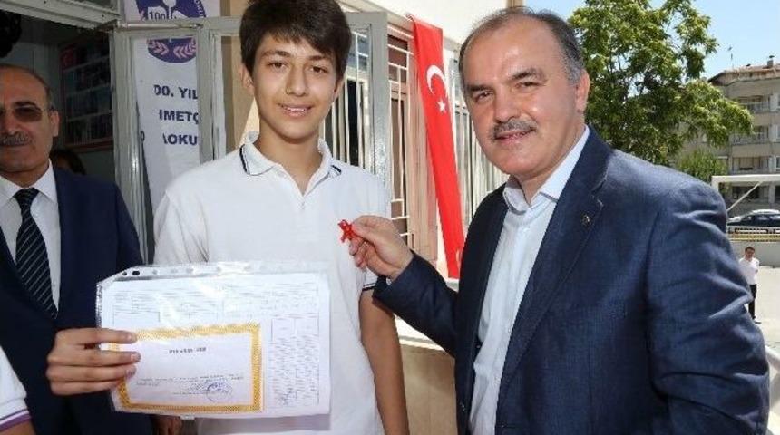 Başkan G&uuml;rlesin, &Ouml;ğrencilerin Karne Sevincini Paylaştı