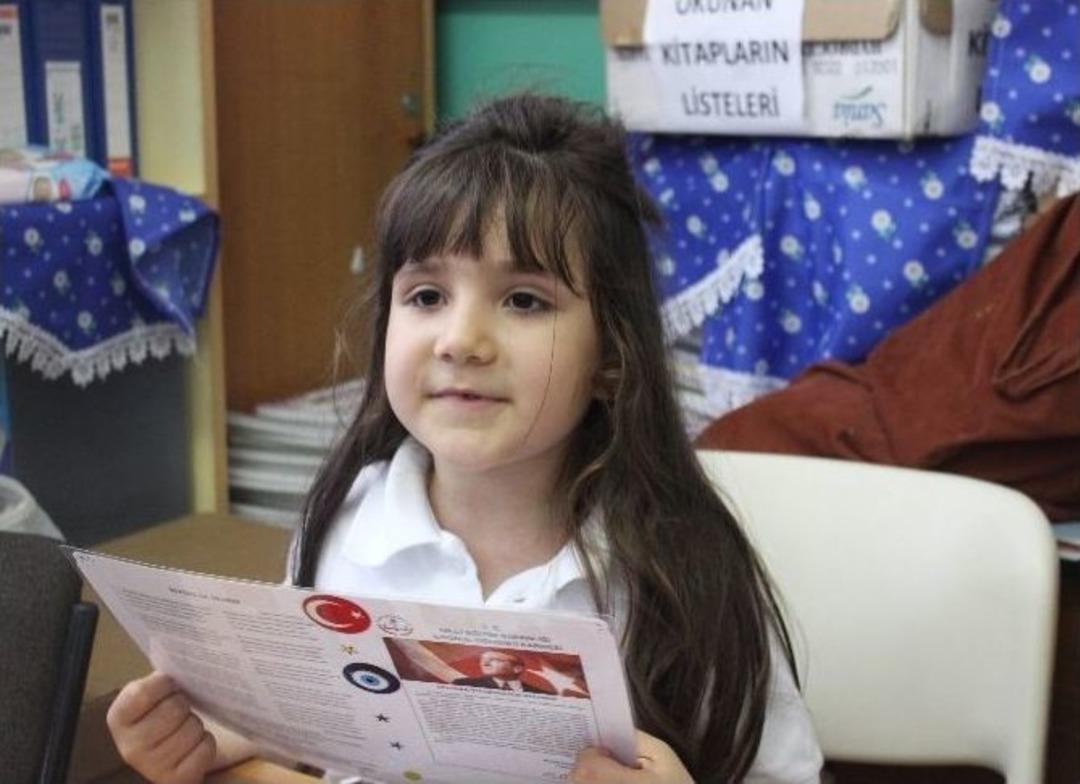 Vali H&uuml;seyin Avni Coş Kızına Karnesini Verdi