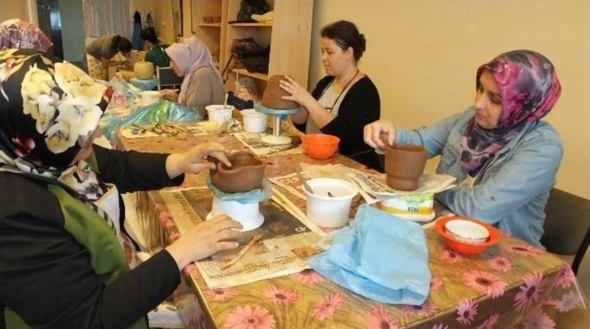 Burhaniyeli Kadınlar Hem Sanat &Ouml;ğreniyor Hemde Para Kazanıyor