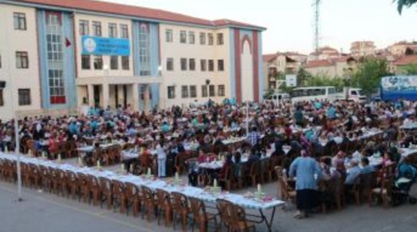 Aksaray Belediyesi Taşpazar Mahallesinde İftar Sofrası Kurdu