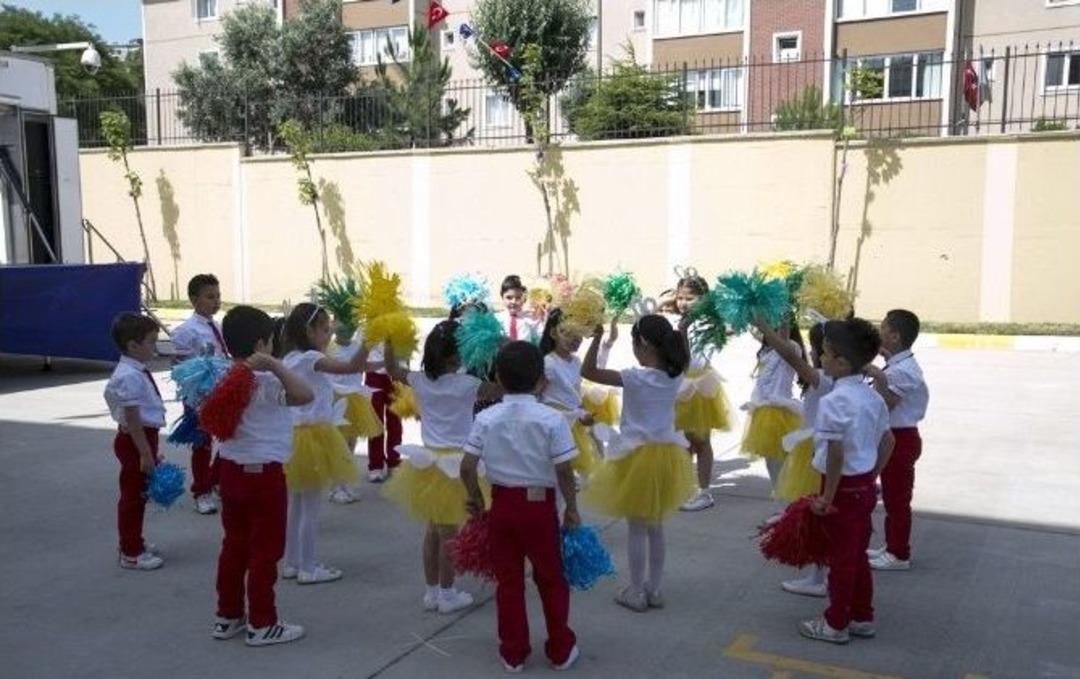 K&uuml;&ccedil;&uuml;k&ccedil;ekmece&rsquo;de 2015-2016 Eğitim- &Ouml;ğretim Yılına Renkli Veda