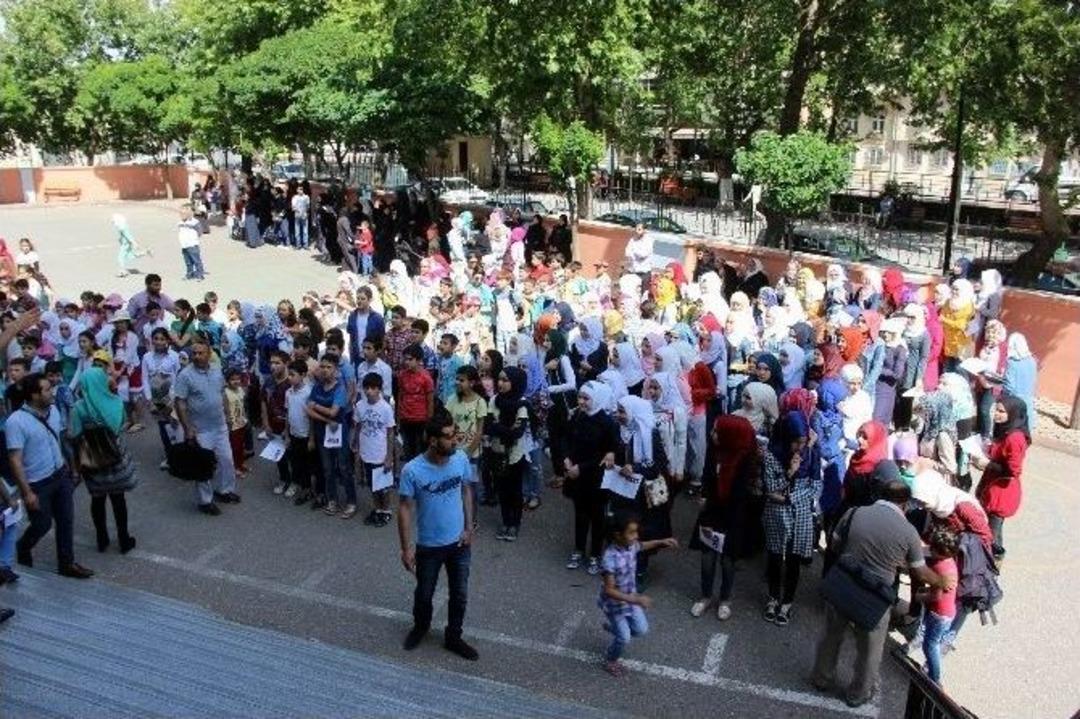 Suriyelilerin Karne Sevinci