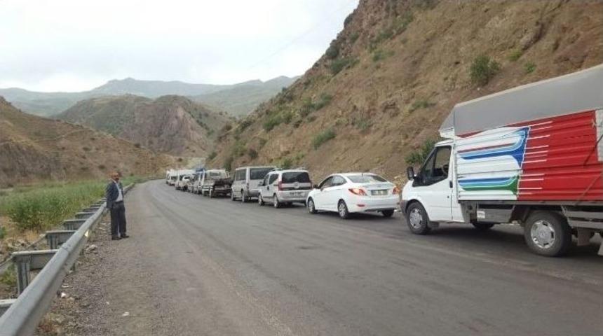 İftara Yetişmek İsteyen Yüksekovalılar Uzun Araç Kuyruğu Oluşturdu