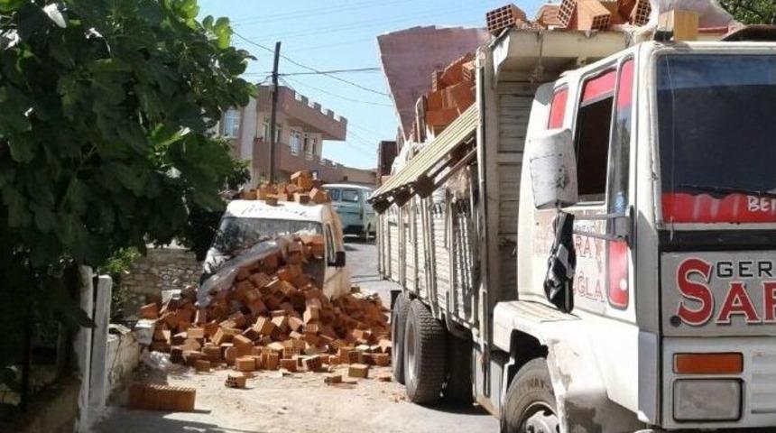 Milas&rsquo;ta Tuğlalar Minib&uuml;s&uuml;n &Uuml;zerine Devrildi