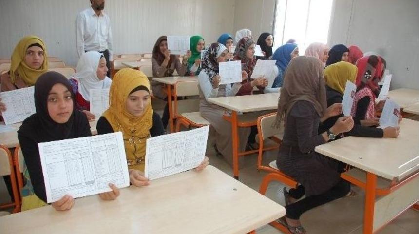 Adıyaman&rsquo;da 3 Bin Suriyeli &Ouml;ğrenci Karne Sevinci Yaşadı