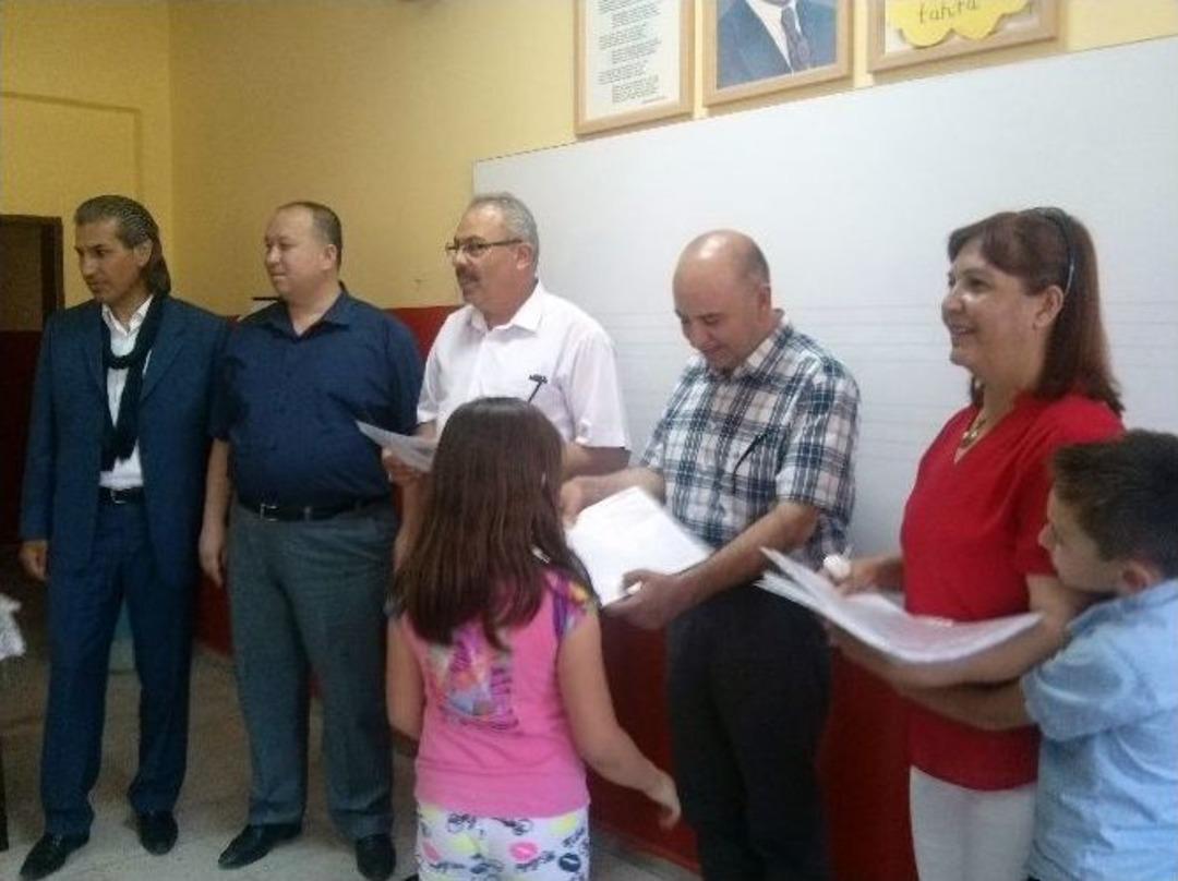 Gediz&rsquo;de 8 Bin 698 &Ouml;ğrenci Karne Sevinci Yaşadı