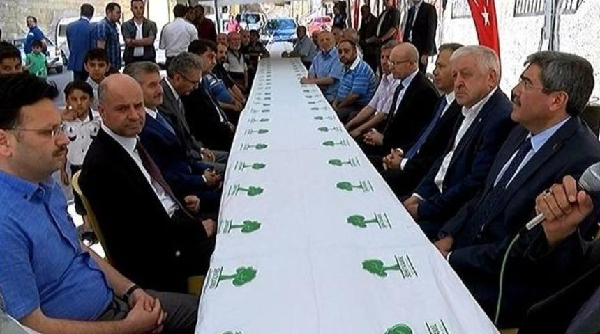 Başbakan Yardımcısı Şimşek Şehit Ailesini Ziyaret Etti