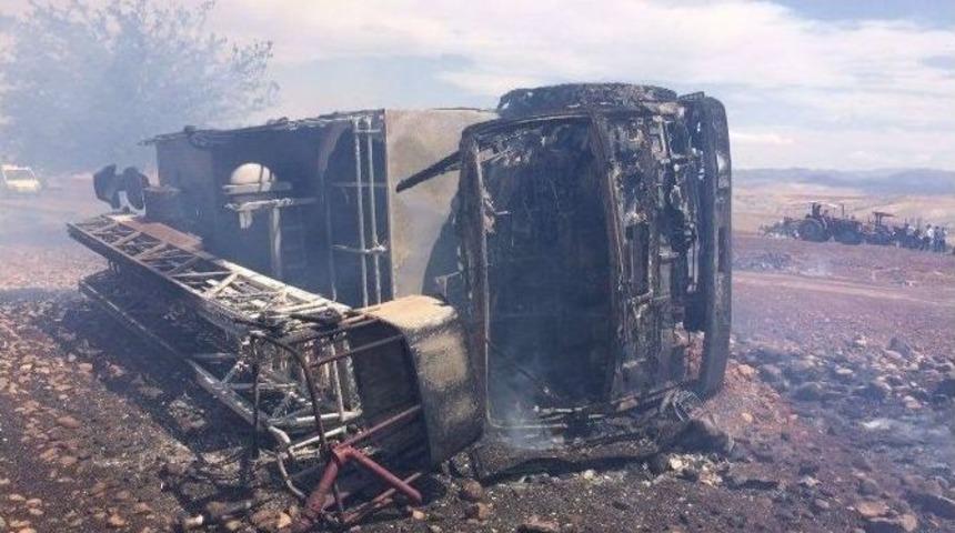 Yangına Giden İtfaiye Aracı Alevlerin Ortasında Kaldı