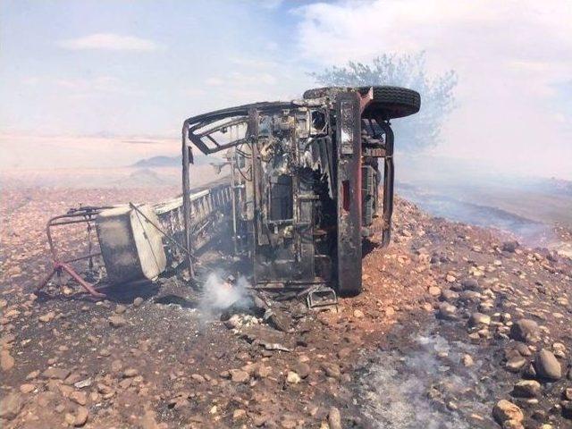 Yangına Giden İtfaiye Aracı Alevlerin Ortasında Kaldı