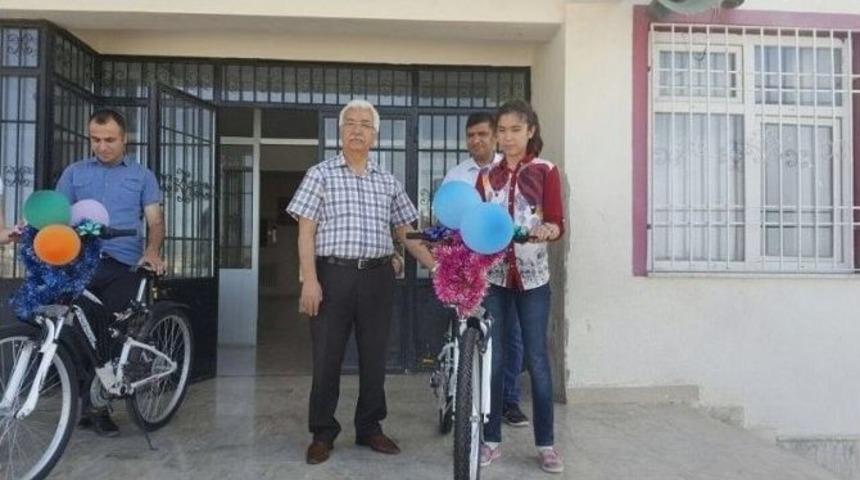 Teog&rsquo;da Başarılı &Ouml;ğrencilere Bisiklet