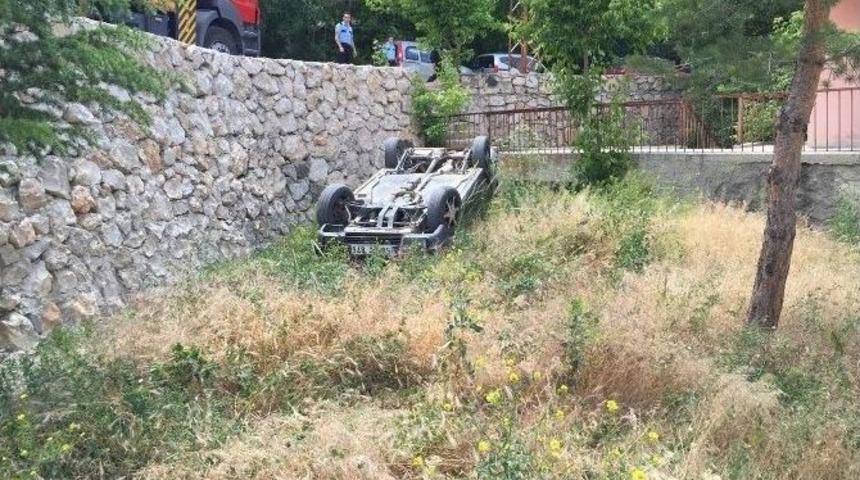 Otomobil İstinat Duvarından U&ccedil;tu: 1 Yaralı
