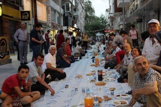 Chp’li Gençlerden Yer Sofrasında İftar