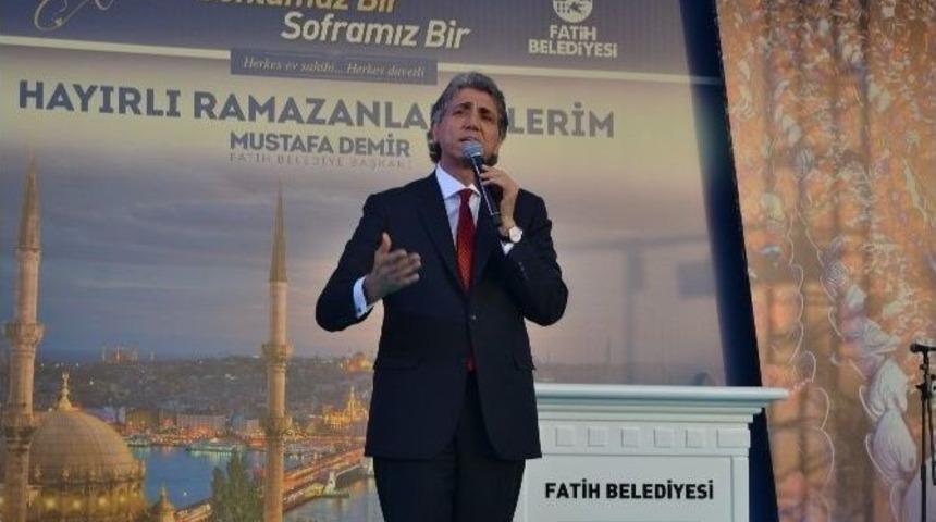 Binlerce Kişi Fatih Camii Avlusu&rsquo;nda İftar Yaptı