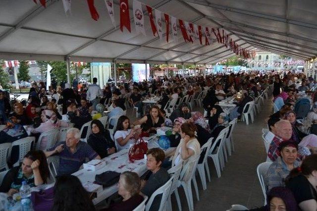 Binlerce Kişi Fatih Camii Avlusu&rsquo;nda İftar Yaptı 1