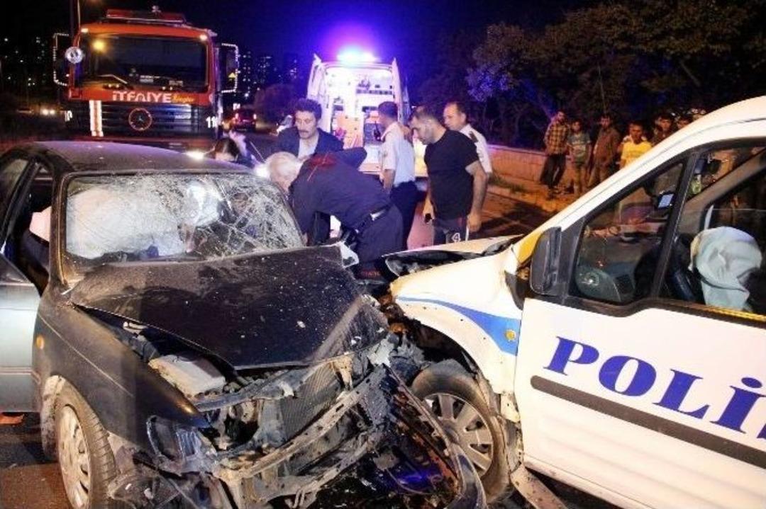 Polis Otosu İle Otomobil &Ccedil;arpıştı: 3 Yaralı