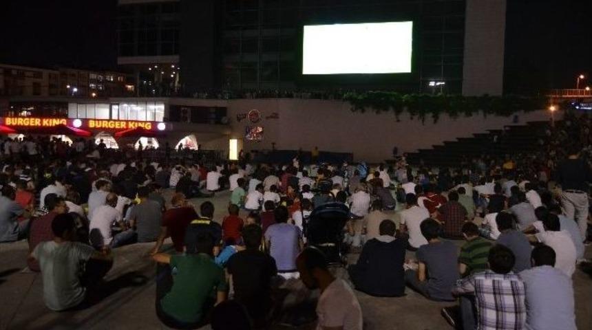 Zeytinburnu Meydanı&rsquo;nda Milli Ma&ccedil; Heyecanı