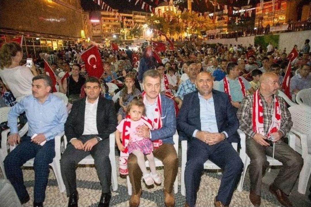 Gaziosmanpaşalılar Milli Ma&ccedil;ta Tek Y&uuml;rek Oldu