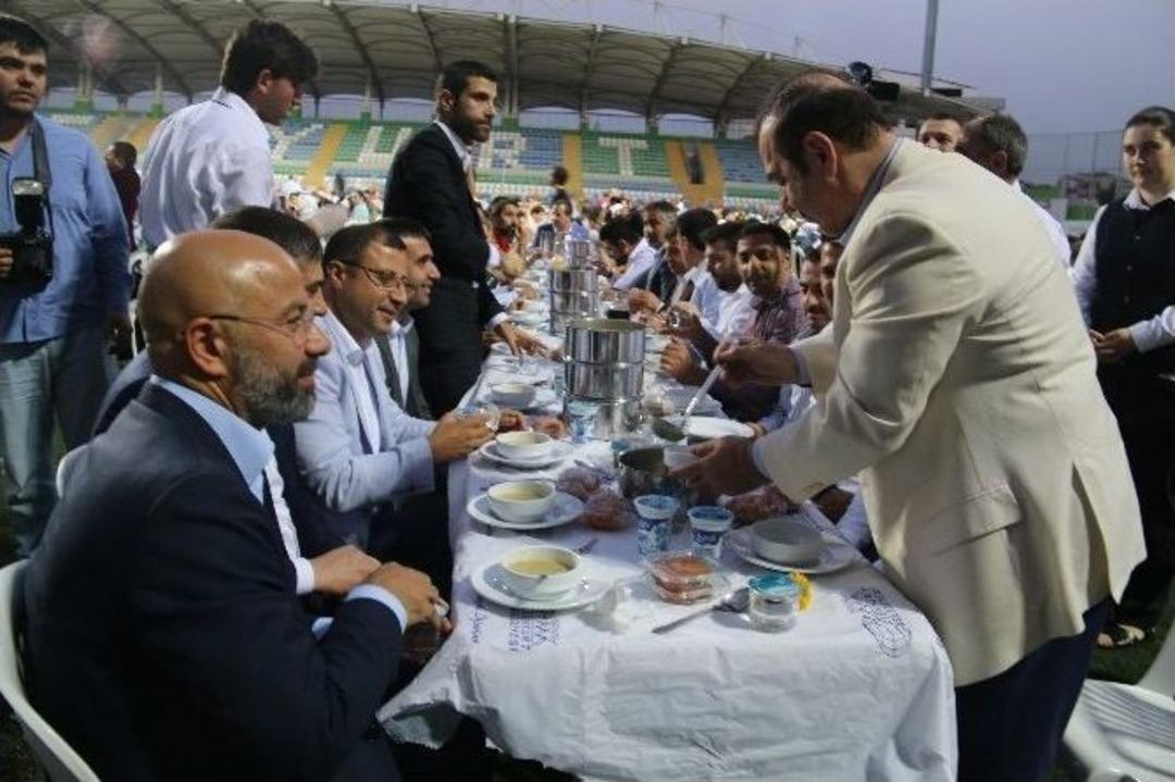 Esenyurt&rsquo;ta 3 Bin Kişilik İftarın Ardından Milli Heyecanı Yaşandı