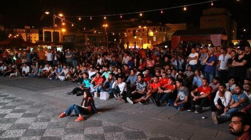 Bulvar Avm&rsquo;de Dev Ekranda Milli Ma&ccedil; Heyecanı