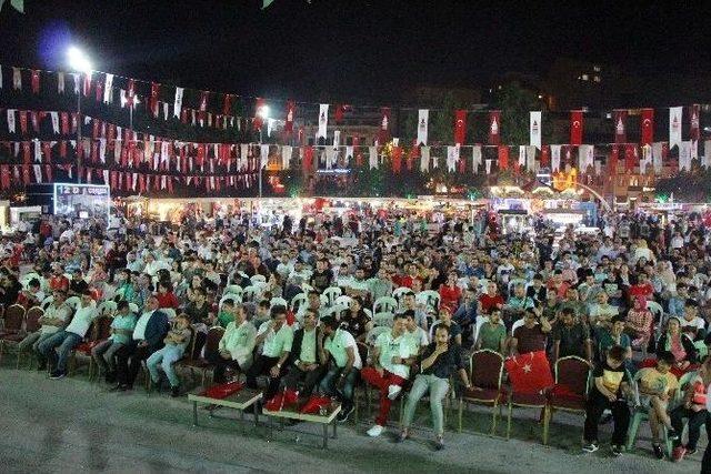 Beyoğlu’nda Dev Ekranda Milli Maç Heyecanı