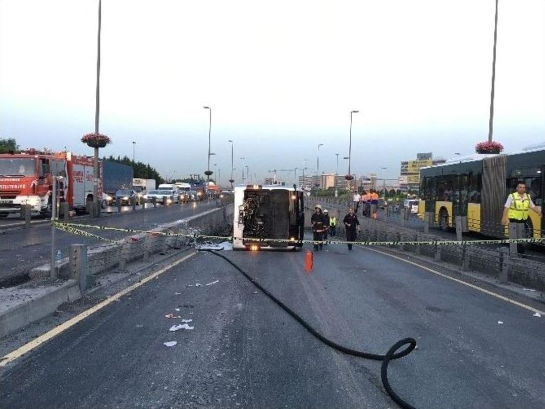 Kontrolden &Ccedil;ıkan Metrob&uuml;s Yan Yattı: 10 Yaralı