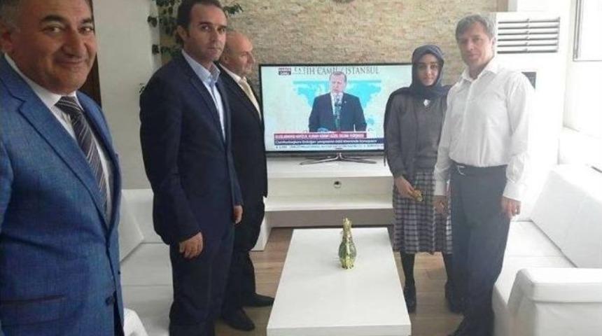 Vali Çınar, Teog’da Türkiye Birincisi Olan Öğrenciyi Altınla Ödüllendirdi