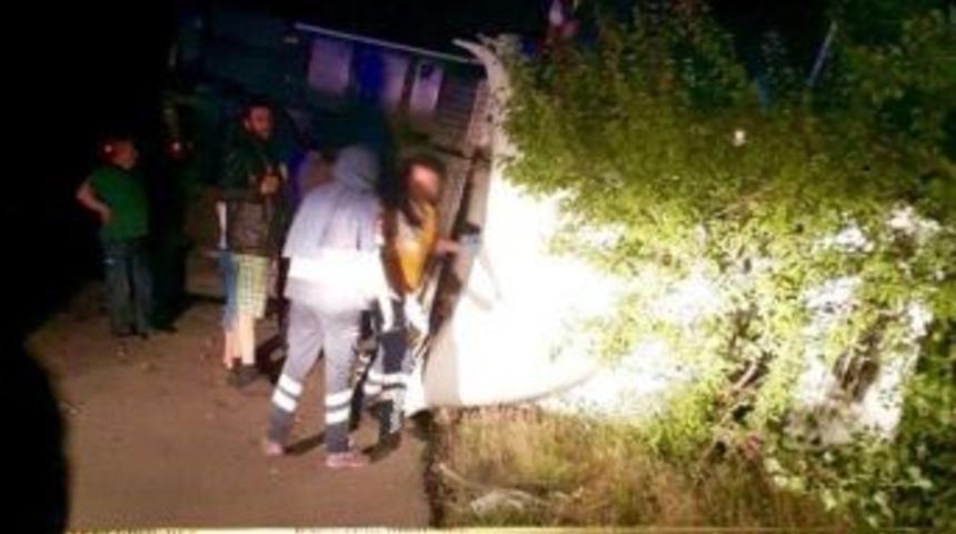 Çorum’da Kamyon Devrildi: 2 Yaralı