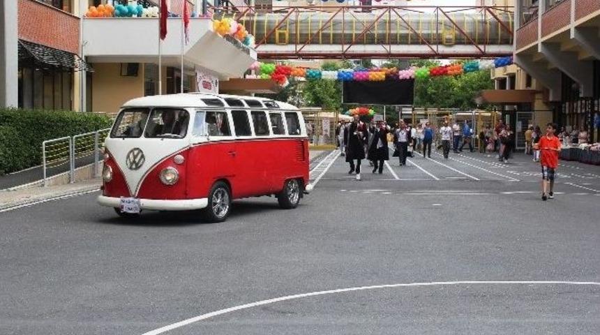 T&uuml;rkiye&rsquo;nin &ldquo;ilk&rdquo; Okul Servis Aracıyla 50 Yıl Sonra Yeniden Buluşma