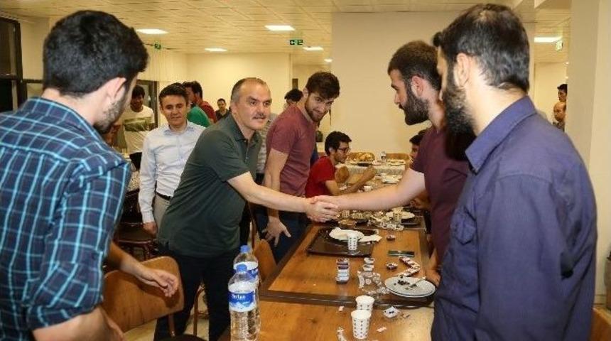 Başkan G&uuml;rlesin &Uuml;niversiteli &Ouml;ğrencilerle Sahurda Buluştu
