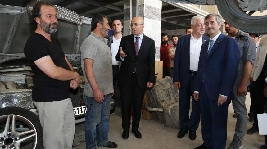 Başbakan Yardımcısı Mehmet Şimşek Ruhsat Dağıttı