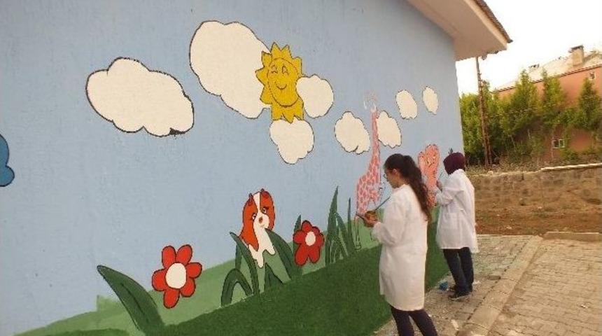 &Ouml;ğretmenler, Tatile &Ccedil;ıkmadan Okullarını Boyadı