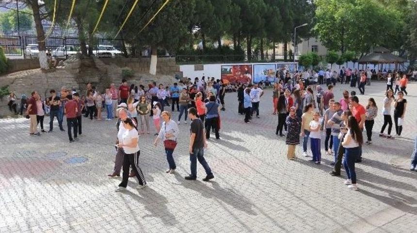 &Ouml;ğrenciler Sınavda, Veliler Dışarıda Ter D&ouml;kt&uuml;