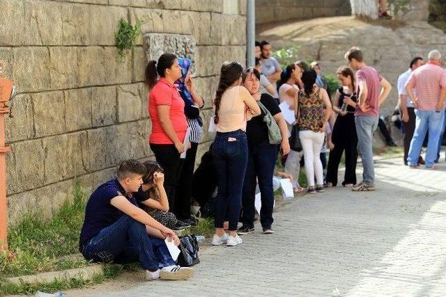 Öğrenciler Sınavda, Veliler Dışarıda Ter Döktü