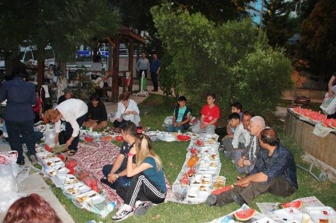 Bilecik&rsquo;te Kurulan &rsquo;yery&uuml;z&uuml; Sofrası&rsquo;na B&uuml;y&uuml;k İlgi