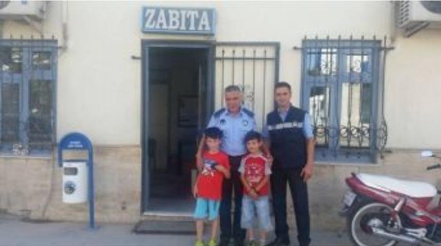 Yolda Buldukları C&uuml;zdanı Zabıtaya Teslim Ettiler