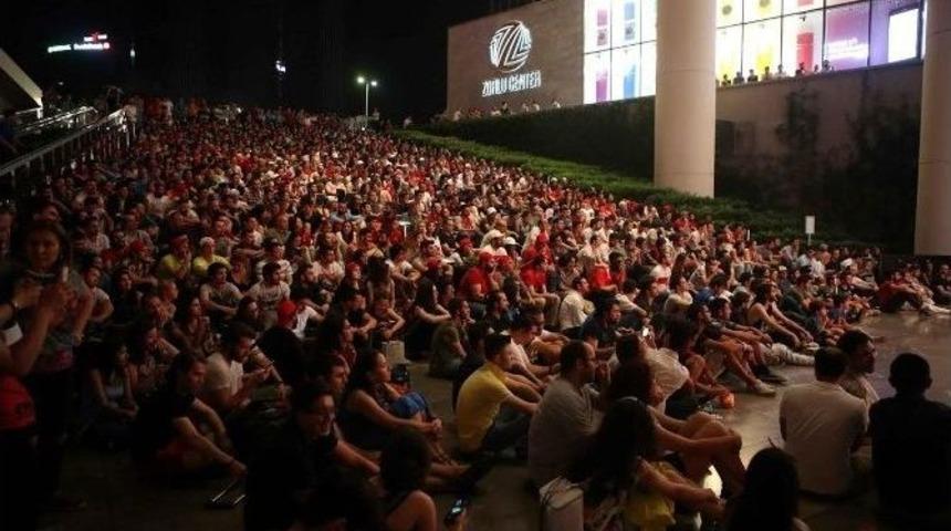 İspanya Ma&ccedil;ının Heyecanı Dev Ekranda Yaşandı