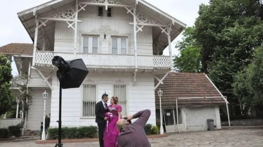 (&ouml;zel Haber) Gebze&rsquo;de Osman Hamdi Bey K&ouml;şk&uuml; Gelin Ve Damatların Akınına Uğruyor