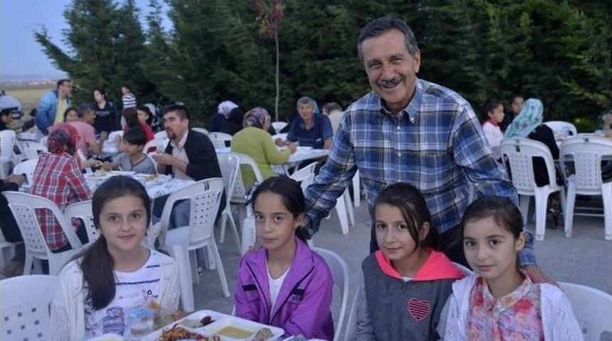 Aşağıs&ouml;ğ&uuml;t&ouml;n&uuml; Mahallesi&rsquo;nde 5 Bin Kişiyle İftar