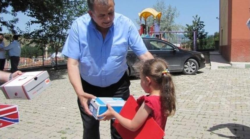 İş Adamından 116 &Ouml;ğrenciye Karne Hediyesi