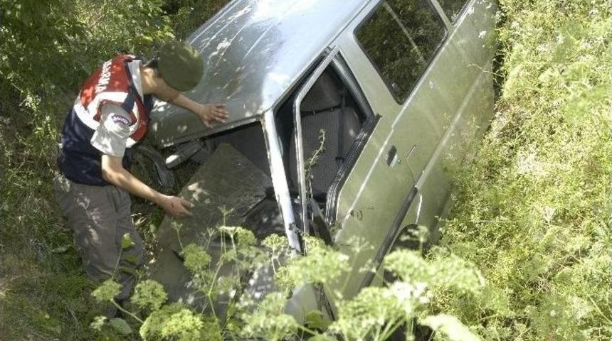 Minib&uuml;s 50 Metrelik U&ccedil;uruma Yuvarlandı