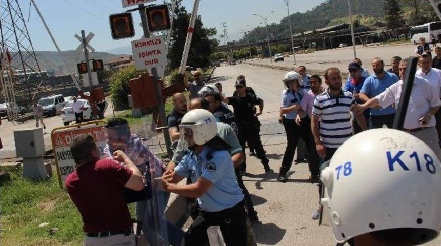 İş&ccedil;iler İle Sendika Yetkilileri Birbirine Girdi