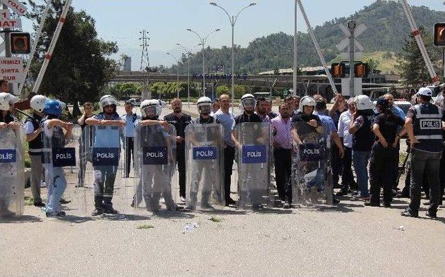 İşçiler İle Sendika Yetkilileri Birbirine Girdi