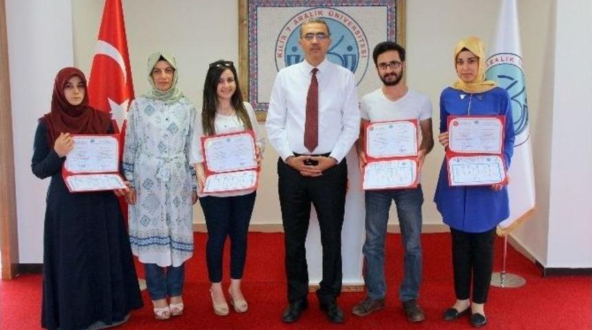 7 Aralık Üniversitesinin Mezunları Diplomalarını Rektör Güvenç’in Elinden Aldı