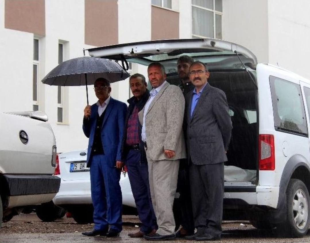 &Ccedil;ocuklarını Yağmur Altında Beklediler