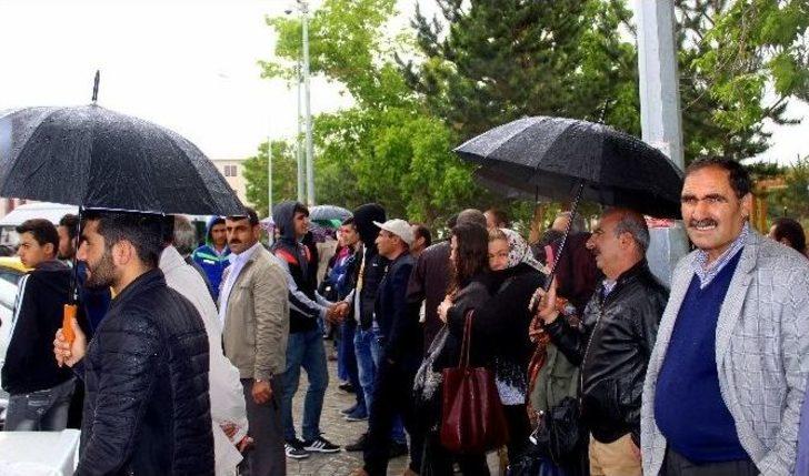 Çocuklarını Yağmur Altında Beklediler G1